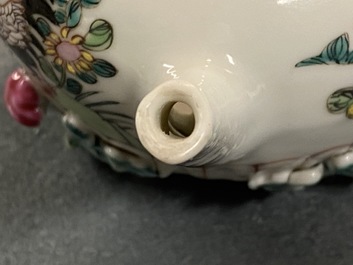 Une th&eacute;i&egrave;re couverte en porcelaine de Chine famille rose &agrave; d&eacute;cor de coqs, Yongzheng