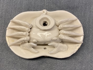 Une paire de compte-gouttes en forme de crabe en porcelaine blanc de Chine de Dehua, Kangxi