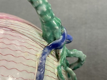 Une th&eacute;i&egrave;re couverte en porcelaine de Chine famille rose en forme de lotus, Yongzheng