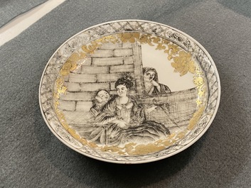 Une tasse et soucoupe en porcelaine de Chine grisaille et dor&eacute;, Qianlong