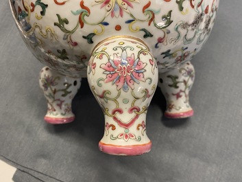 Een Chinese famille rose 'bajixiang' driepotige wierookbrander, Daoguang merk en periode