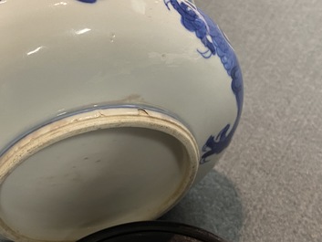 Un br&ucirc;le-parfum en porcelaine de Chine en bleu et blanc, Kangxi