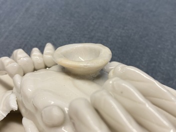 Une paire de compte-gouttes en forme de crabe en porcelaine blanc de Chine de Dehua, Kangxi