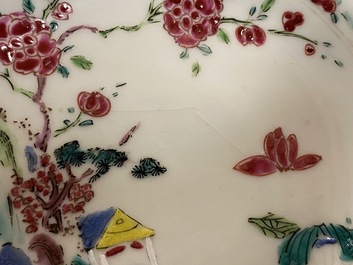 Een paar Chinese famille rose koppen en schotels met landschapsdecor, Yongzheng