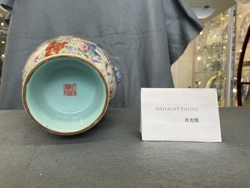 Een Chinese famille rose millefleurs vaas met grisaille landschapspanelen, Qianlong merk, Republiek
