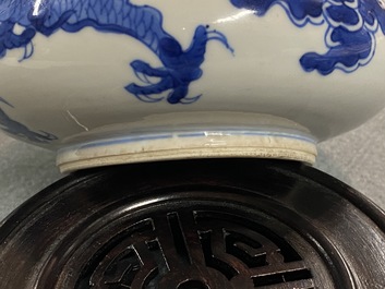 Un br&ucirc;le-parfum en porcelaine de Chine en bleu et blanc, Kangxi
