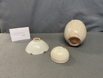 Deux bols et une jarre en porcelaine de Chine de type qingbai, Song