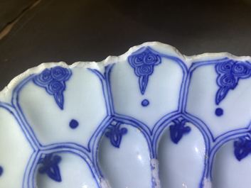 Een Chinese blauw-witte lotus-gemouleerde schotel, Kangxi merk en periode