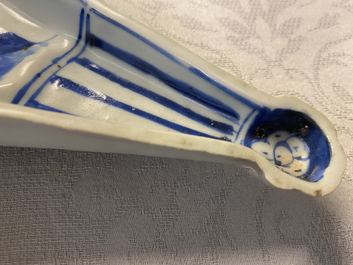 Une coupe en forme d'&eacute;ventail en porcelaine de Chine en bleu et blanc de type ko-sometsuke pour le march&eacute; japonais, Tianqi/Chongzhen