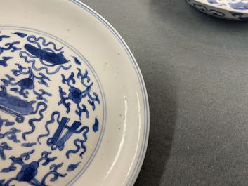 Une paire de coupes en porcelaine de Chine en bleu et blanc, marque et &eacute;poque de Kangxi