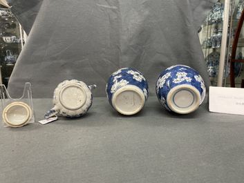 Une paire de jarres et une th&eacute;i&egrave;re couverte en porcelaine de Chine en bleu et blanc, Kangxi