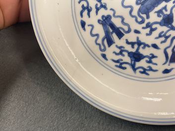 Une paire de coupes en porcelaine de Chine en bleu et blanc, marque et &eacute;poque de Kangxi