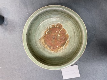 Een Chinese Longquan celadon wierookbrander met houten deksel met zeepstenen Boeddha, Ming