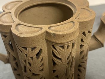 Een Chinese opengewerkte Yixing steengoed theepot met deksel, Kangxi
