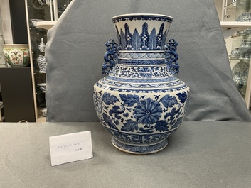Een Chinese blauw-witte 'hu' vaas met floraal decor, Qianlong merk, 19e eeuw