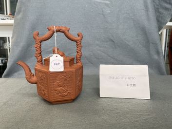 Een Chinese Yixing steengoed theepot met deksel, Kangxi
