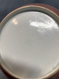 Une assiette en porcelaine de Chine foie de mulet monochrome, marque de Xuande, 19/20&egrave;me