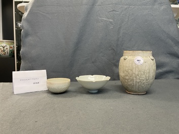 Deux bols et une jarre en porcelaine de Chine de type qingbai, Song