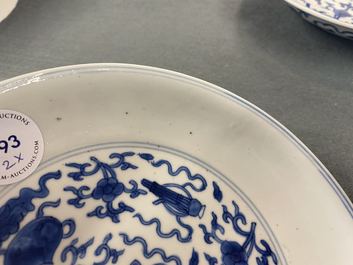 Une paire de coupes en porcelaine de Chine en bleu et blanc, marque et &eacute;poque de Kangxi