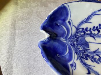 Une coupe en forme de deux poissons en porcelaine de Chine en bleu et blanc de type ko-sometsuke pour le march&eacute; japonais, Tianqi