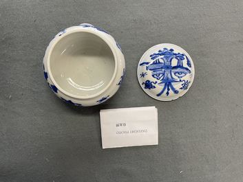 Un br&ucirc;le-parfum couvert en porcelaine de Chine en bleu et blanc, Kangxi