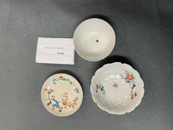 Deux bols et une coupe en porcelaine de style Kakiemon, Japon, Edo