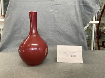 Un vase de forme bouteille en porcelaine de Chine sang de boeuf monochrome, Kangxi