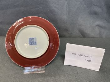 Een Chinees monochroom koperrood bord, Qianlong merk en periode