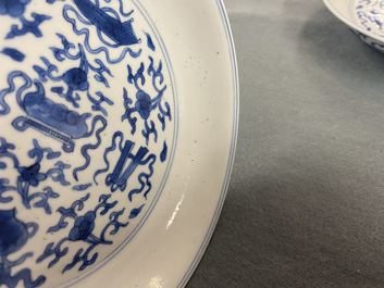 Une paire de coupes en porcelaine de Chine en bleu et blanc, marque et &eacute;poque de Kangxi
