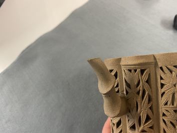 Een Chinese opengewerkte Yixing steengoed theepot met deksel, Kangxi