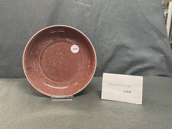 Une assiette en porcelaine de Chine foie de mulet monochrome, marque de Xuande, 19/20&egrave;me