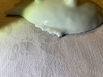 Une coupe en forme de deux poissons en porcelaine de Chine en bleu et blanc de type ko-sometsuke pour le march&eacute; japonais, Tianqi