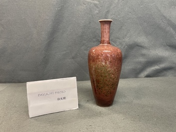 Un vase en porcelaine de Chine fleur de p&ecirc;che, marque de Kangxi, R&eacute;publique