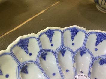 Een Chinese blauw-witte lotus-gemouleerde schotel, Kangxi merk en periode