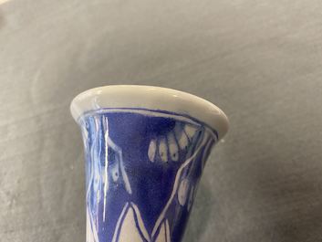 Een blauw-witte Delftse kalebasvaas met chinoiserie decor, eind 17e eeuw