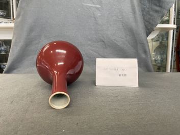Un vase de forme bouteille en porcelaine de Chine sang de boeuf monochrome, Kangxi