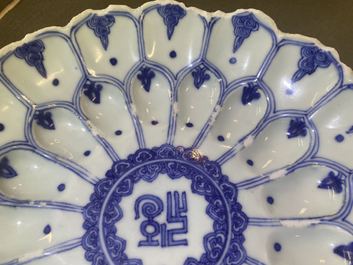 Een Chinese blauw-witte lotus-gemouleerde schotel, Kangxi merk en periode