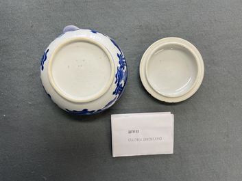 Un br&ucirc;le-parfum couvert en porcelaine de Chine en bleu et blanc, Kangxi