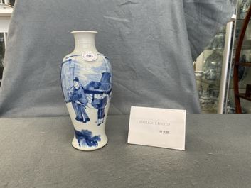 Un vase de forme 'meiping' en porcelaine de Chine en bleu et blanc &agrave; d&eacute;cor figuratif, Kangxi