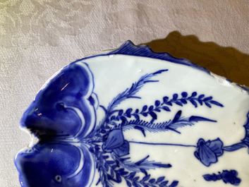 Une coupe en forme de deux poissons en porcelaine de Chine en bleu et blanc de type ko-sometsuke pour le march&eacute; japonais, Tianqi