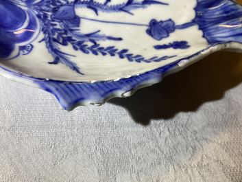 Une coupe en forme de deux poissons en porcelaine de Chine en bleu et blanc de type ko-sometsuke pour le march&eacute; japonais, Tianqi