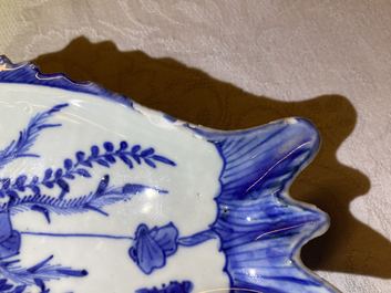 Une coupe en forme de deux poissons en porcelaine de Chine en bleu et blanc de type ko-sometsuke pour le march&eacute; japonais, Tianqi