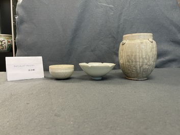 Deux bols et une jarre en porcelaine de Chine de type qingbai, Song