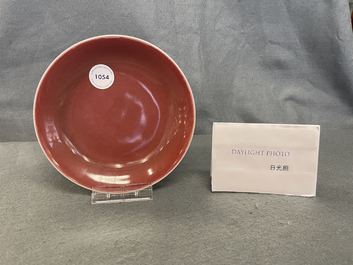 Een Chinees monochroom koperrood bord, Qianlong merk en periode