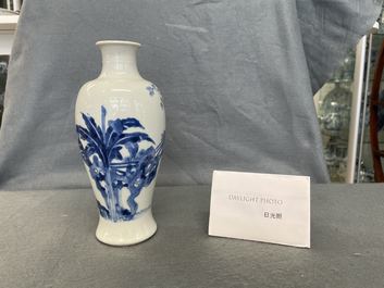 Un vase de forme 'meiping' en porcelaine de Chine en bleu et blanc &agrave; d&eacute;cor figuratif, Kangxi