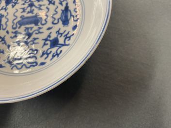 Une paire de coupes en porcelaine de Chine en bleu et blanc, marque et &eacute;poque de Kangxi