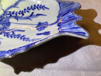 Une coupe en forme de deux poissons en porcelaine de Chine en bleu et blanc de type ko-sometsuke pour le march&eacute; japonais, Tianqi