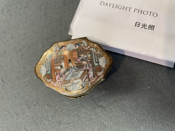 Une bo&icirc;te couverte en porcelaine de Chine famille rose &agrave; monture dor&eacute;e, Qianlong