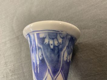 Een blauw-witte Delftse kalebasvaas met chinoiserie decor, eind 17e eeuw
