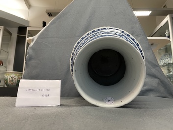 Een Chinese blauw-witte 'hu' vaas met floraal decor, Qianlong merk, 19e eeuw